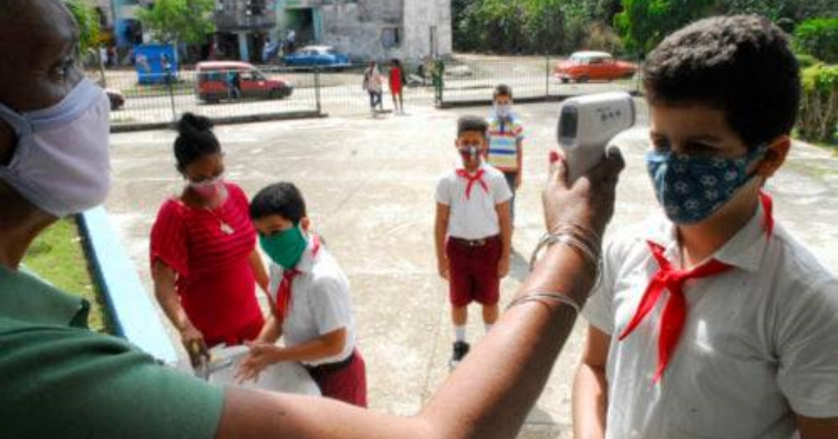 Una maestra toma la temperatura a niños a la entrada de una escuela en Cuba (referencia) © Facebook/Dirección Provincial de Salud de La Habana