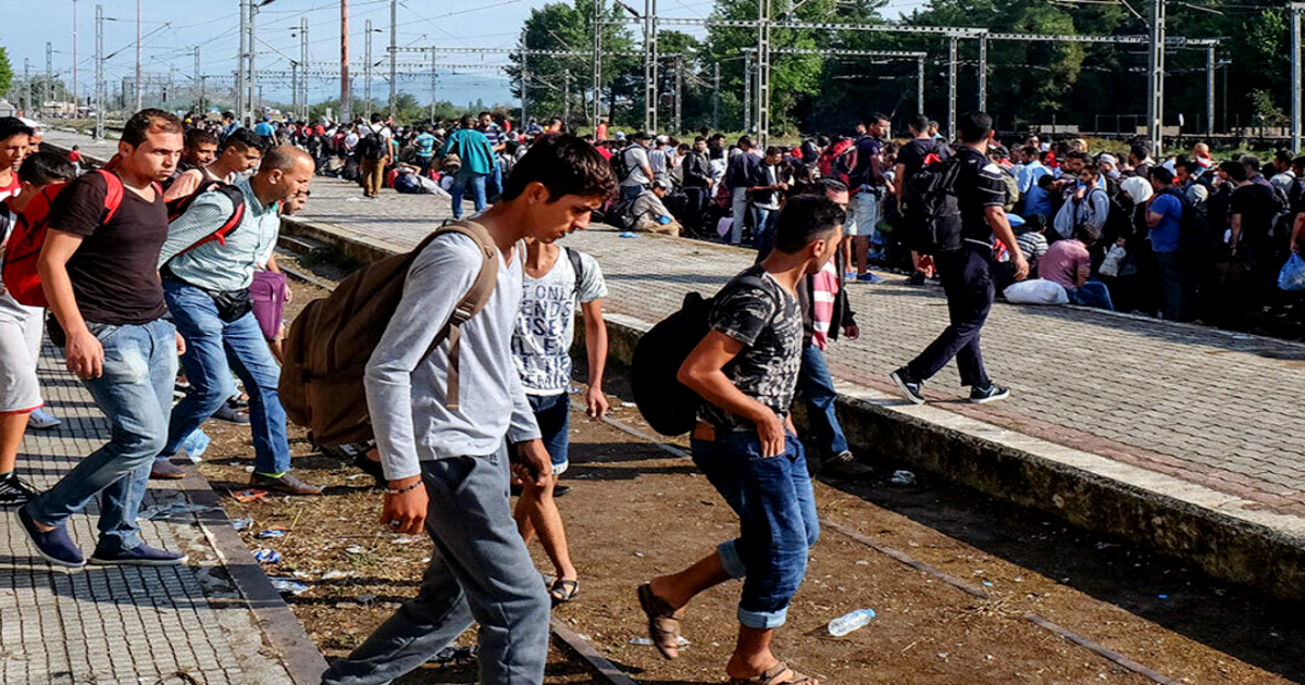 Caravana de migrantes en la frontera de EE.UU. con México © Creative Commons/Martin Leveneur 