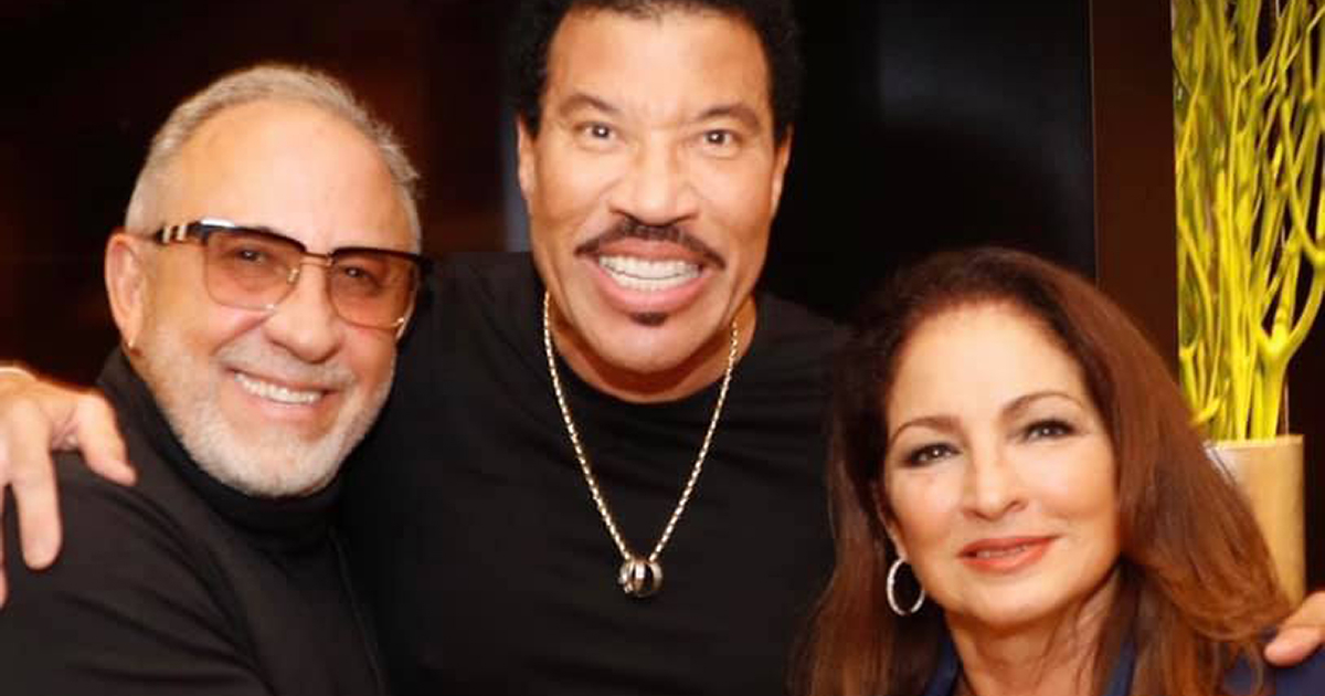Lionel Richie con Gloria y Emilio Estefan © Emilio Estefan en Facebook 