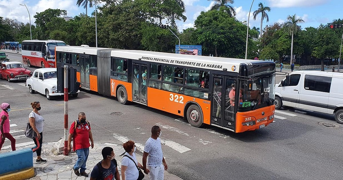 Ómnibus circulando en La Habana © Facebook / Dianelis Vega