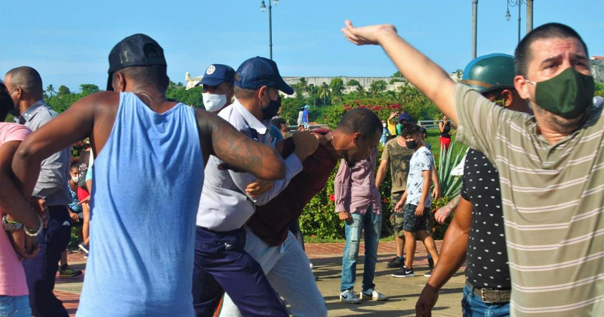 Represión a manifestantes en Cuba © Alma Mater