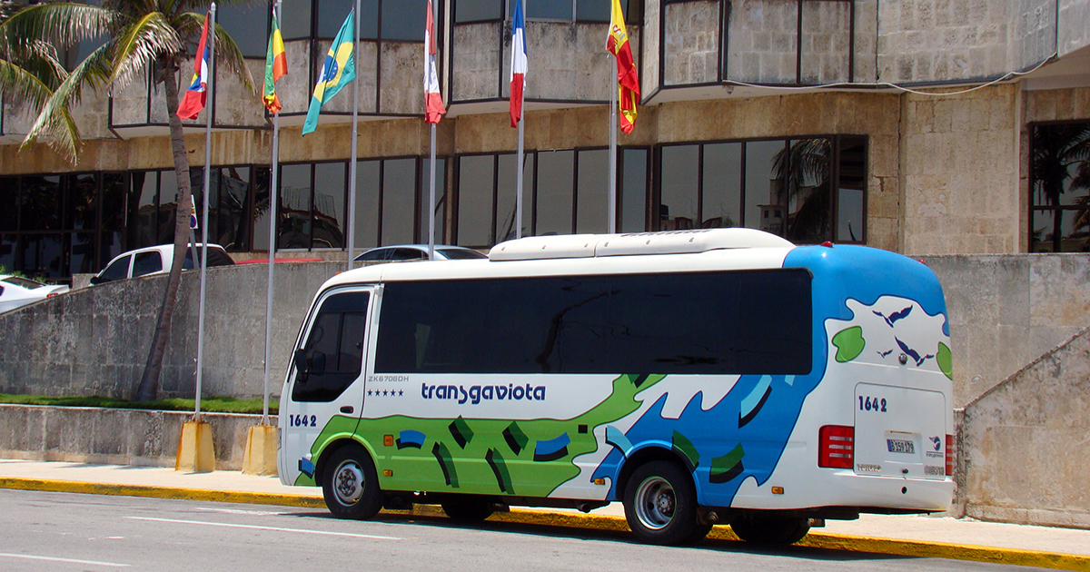 Autobús turístico de Transgaviota en hotel de La Habana (referencia) © CiberCuba
