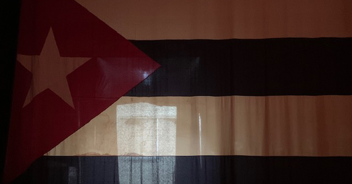 Bandera cubana desplegada en el escenario del teatro del San Carlos. © WCI/CiberCuba