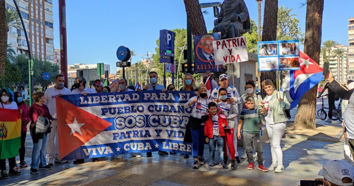 Cubanos se manifiestan en Murcia © Twitter @MJoseRosOlivoCs