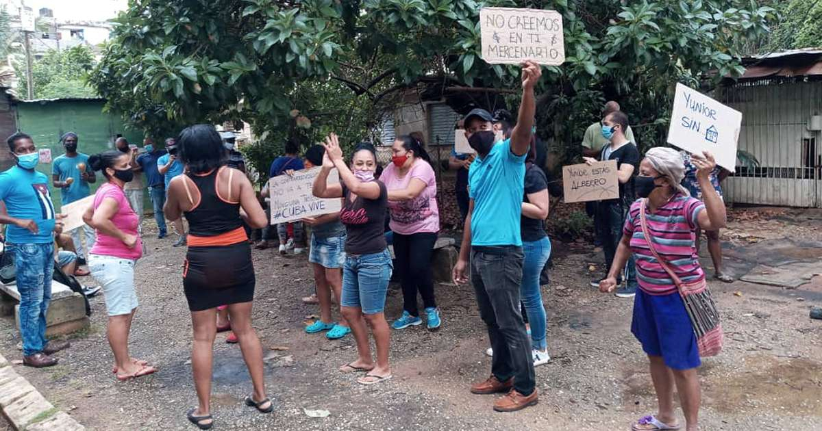 Acto de repudio contra Yunior García Aguilera, frente a su casa © Twitter / Mag Jorge Castro