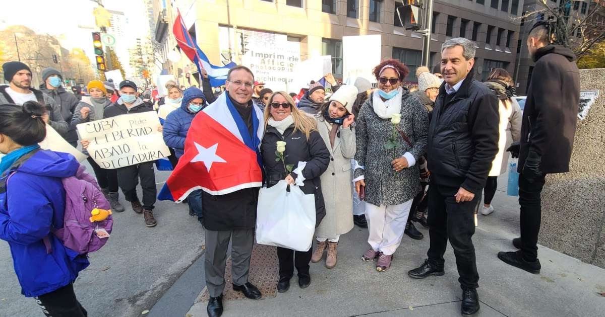 Senador Leo Housakos con la bandera cubana en Montreal © Cortesía