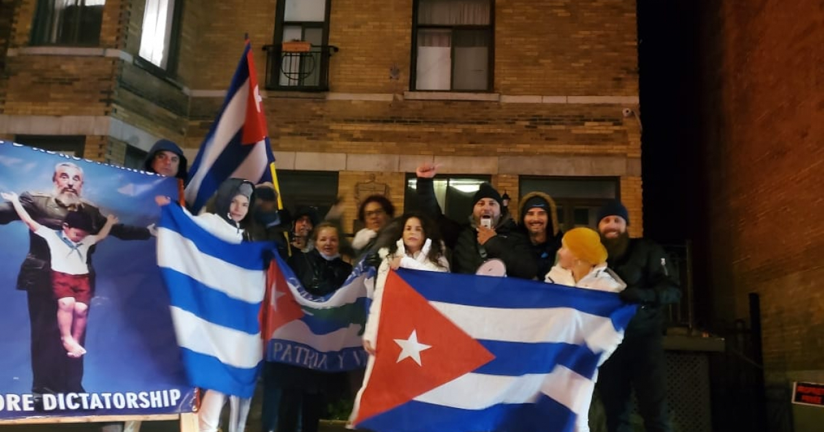 Cubanos frente al consulado en Montreal © Cortesía
