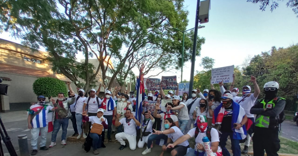 Cubanos en México apoyando el 15N © Maureen Fernández Almagro