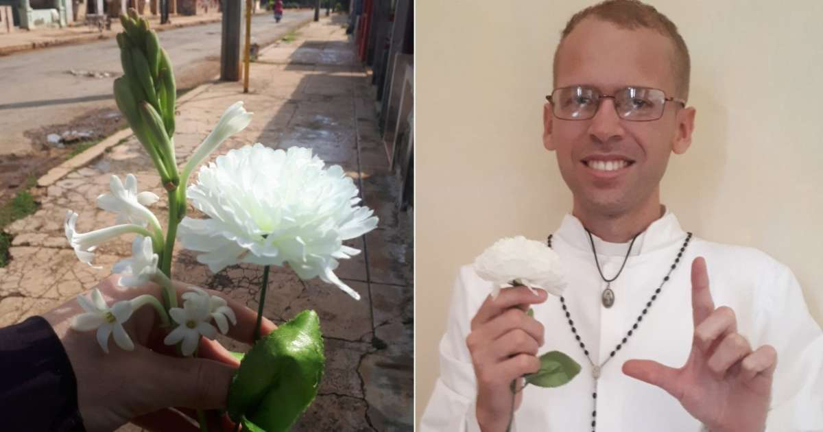Flores blancas y sacerdote cubano Kenny Fernández © Kenny FD Cuba / Twitter