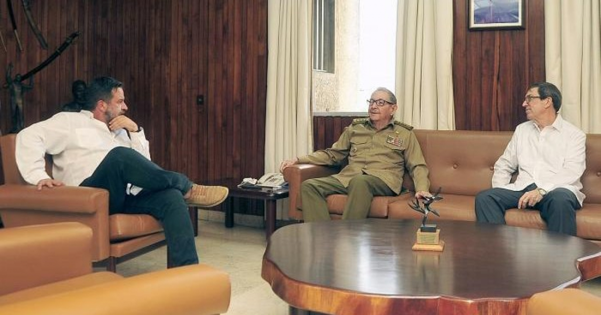 Raúl Castro y Bruno Rodríguez conversan con el eurodiputado Manu Pineda. © Twitter/Presidencia Cuba