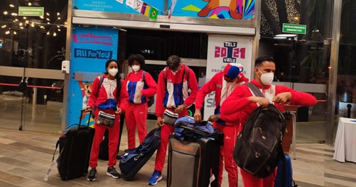 Primer grupo de atletas cubanos en Cali. © Jit