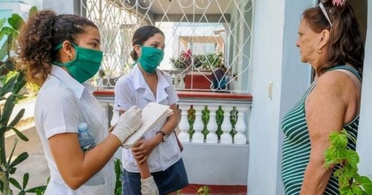 Personal sanitario en Cuba visita una vivienda (imagen de referencia) © Facebook/Ministerio de Salud Pública