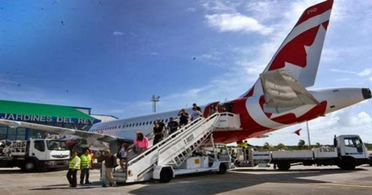 Avión con turistas canadienses en Cuba © Facebook/ MINTUR