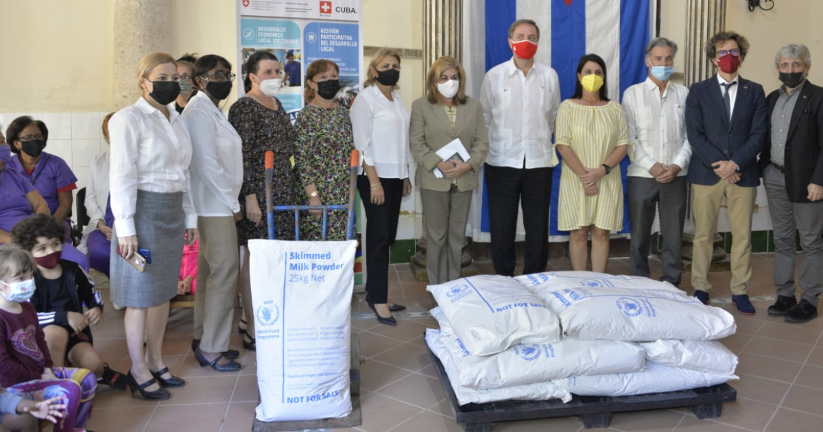 Acto de entrega de donación de leche en polvo por parte de Suiza a Cuba © Twitter/ WFP Cuba