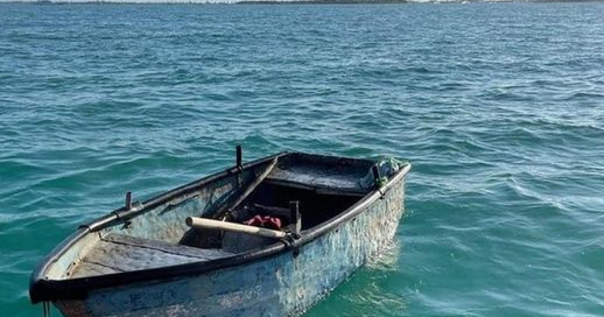 Bote en el que arribaron los cubanos a Gran Caimán © Servicio de Aduanas y Control Fronterizo de las Islas Caimán