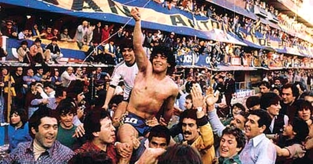 Maradona festeja la obtención del Torneo Metropolitano de 1981 en La Bombonera © Wikipedia