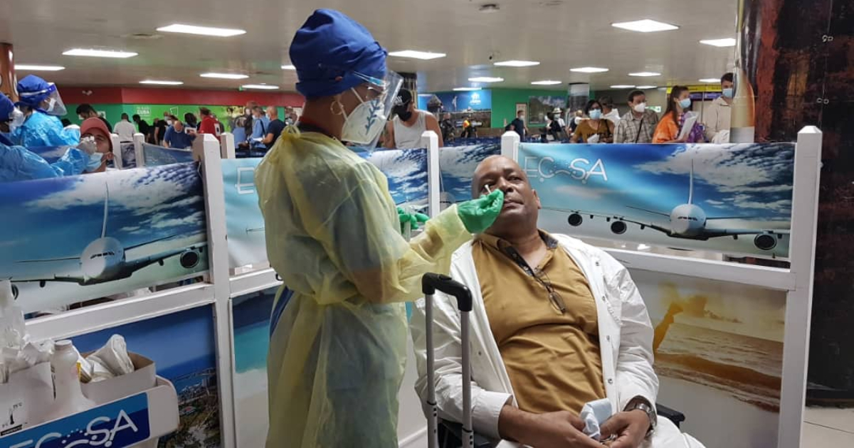 Personal sanitario aplica una prueba PCR en el aeropuerto de La Habana (imagen de referencia) © Radio COCO / Mirelys del Pilar