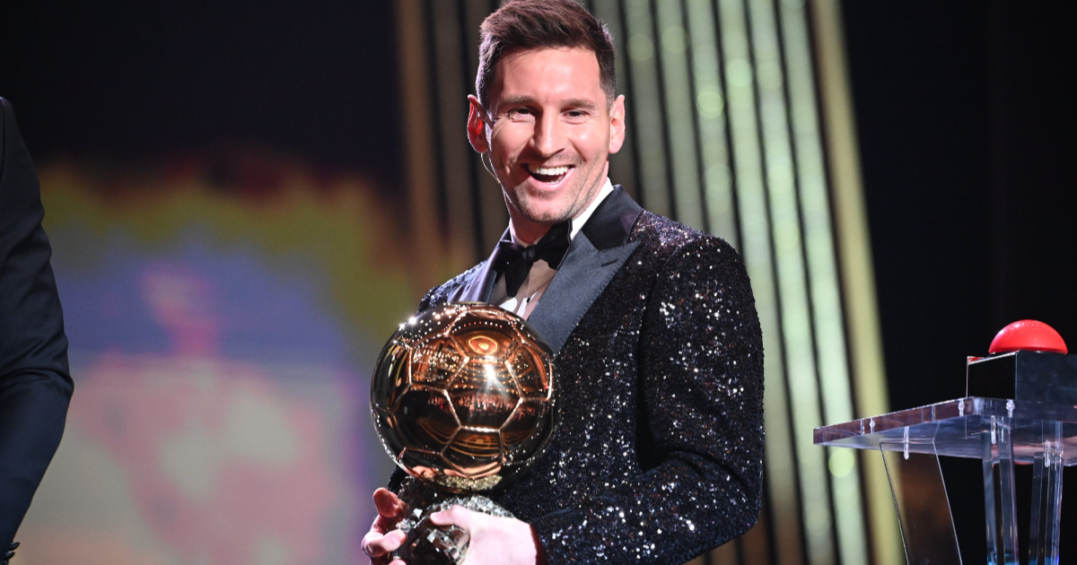 Lionel Messi son su séptimo Balón de Oro © Twitter / @francefootball