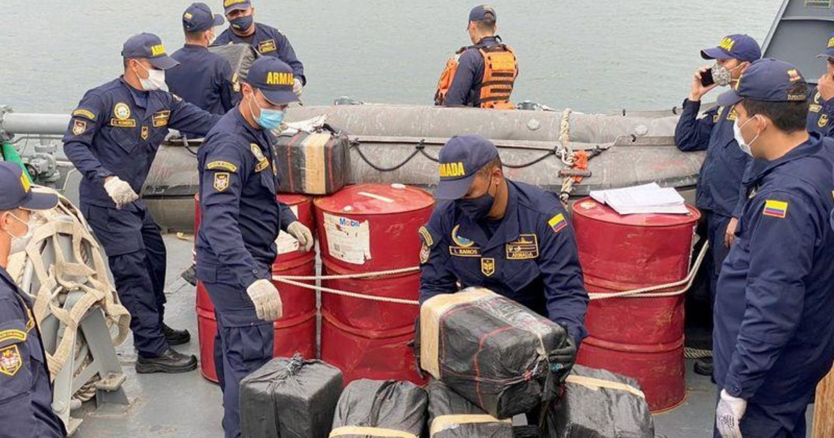 Armada de Colombia descarga drogas (referencia © Armada de Colombia