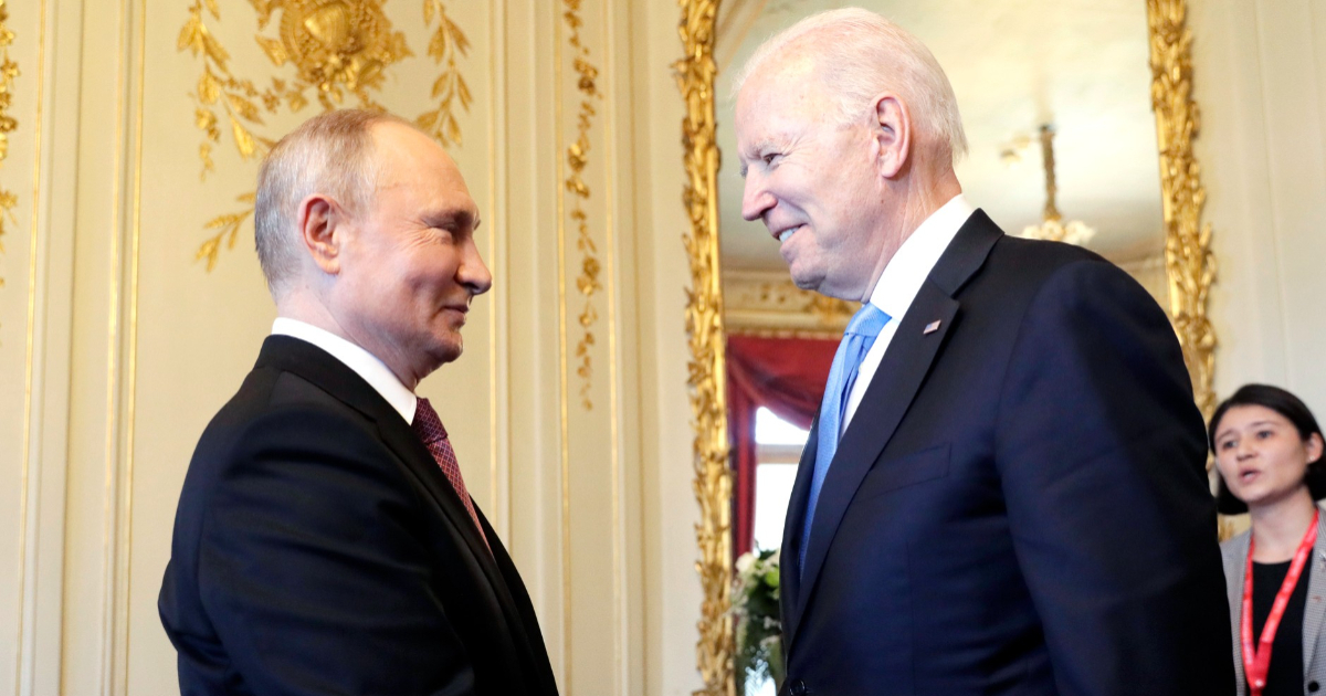Saludo entre Vladímir Putin y Joe Biden (referencia) © TASS vía Wikimedia Commons 