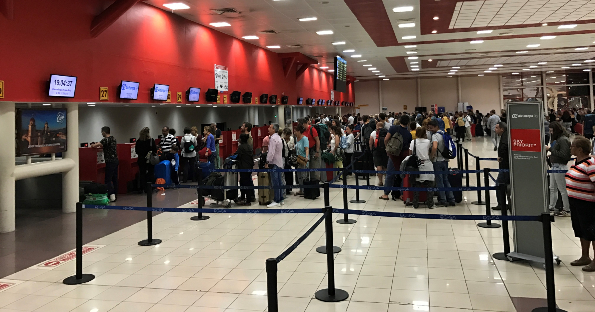 Pasajeros facturan en Aeropuerto Internacional José Martí de La Habana (Imagen de archivo) © CiberCuba