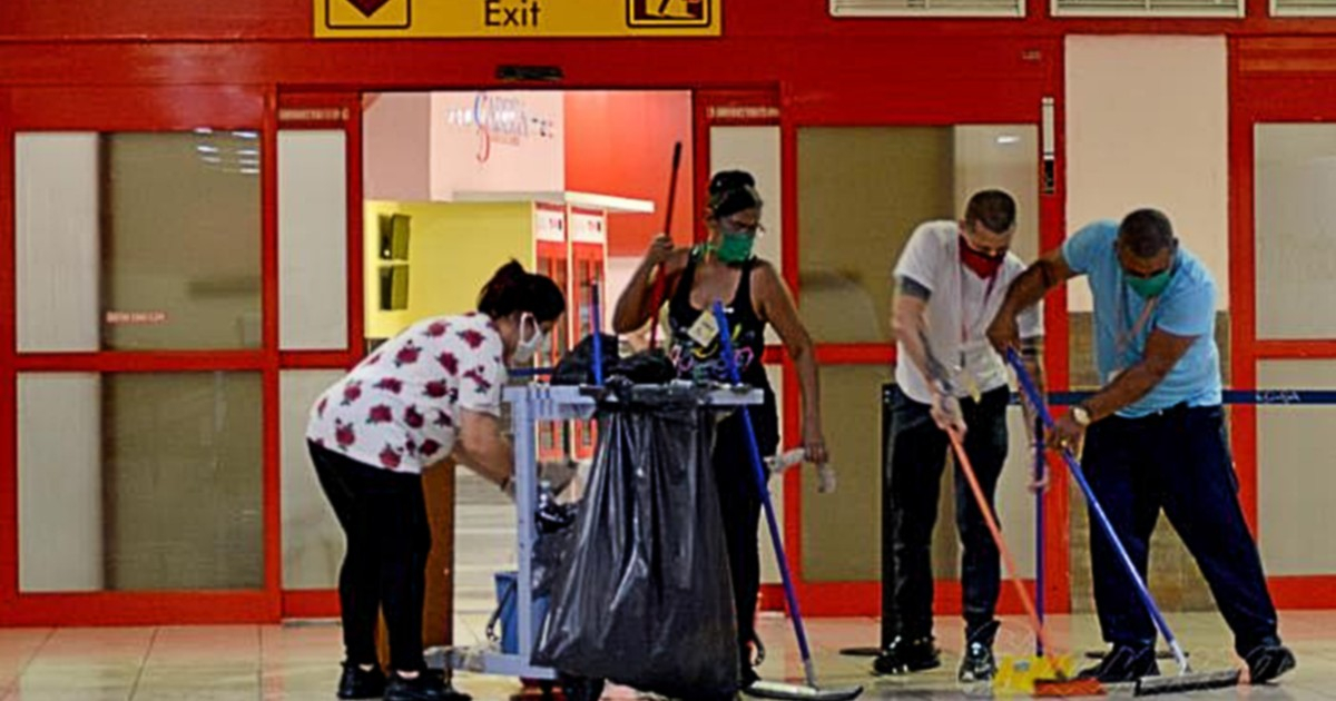 Trabajadores del aeropuerto en Cuba © Twitter / @MaykellTwin