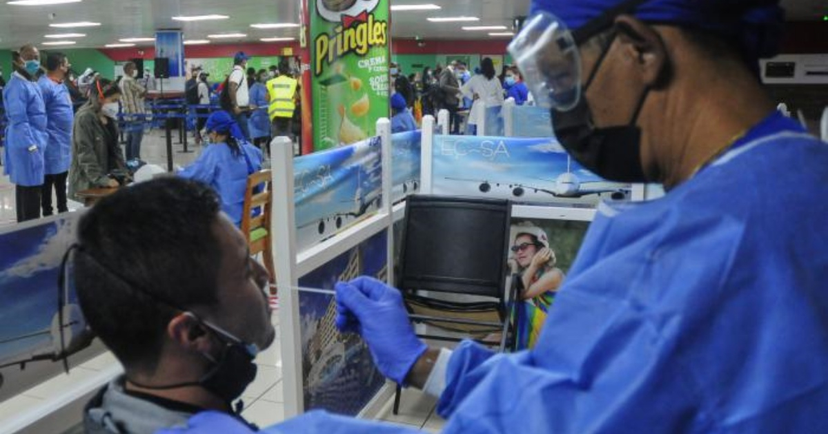 Personal sanitario aplica test PCR a un viajero en un aeropuerto en Cuba (Imagen de referencia) © Granma/ Endrys Correa Vaillant