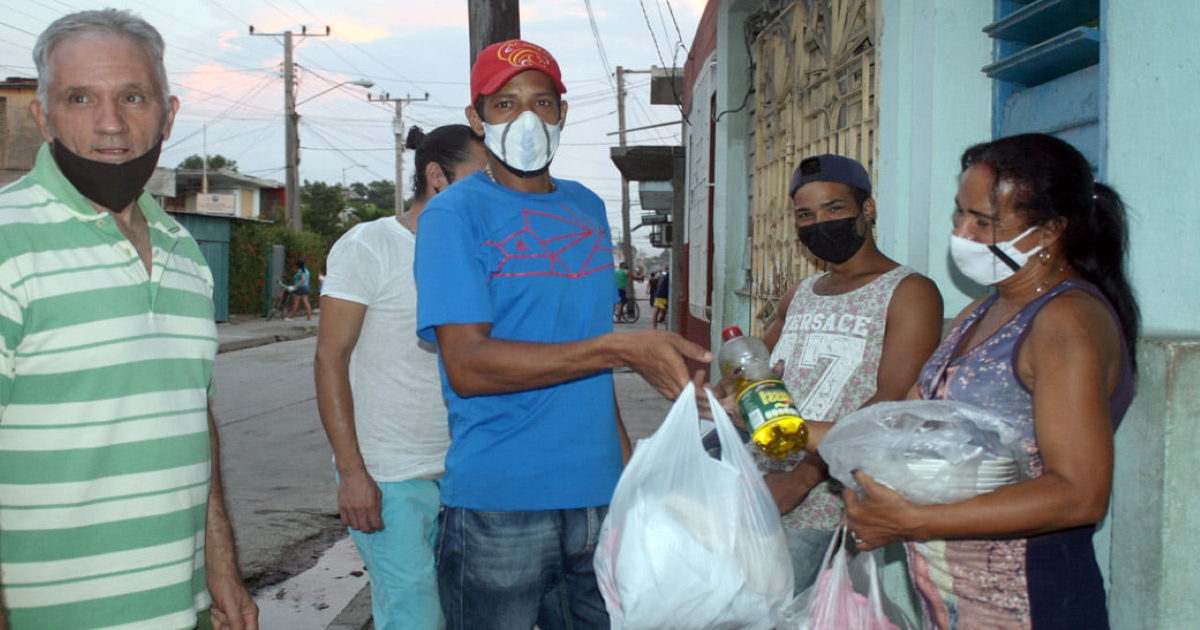 Vecinos entregan ayuda a la familia damnificada © Facebook/Ismael González González