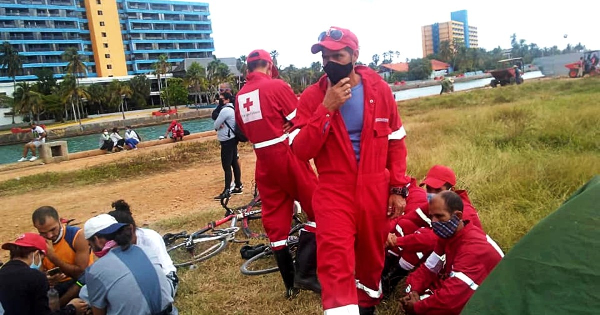 Amigos, allegados y voluntarios de Cruz Roja participaron en la búsqueda © Facebook / Defensa Civil Matanzas