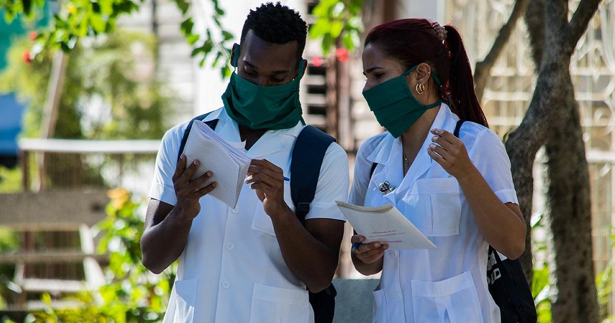 Estudiantes de Medicina haciendo pesquisas sanitarias en Cuba (imagen de referencia) © CNC TV