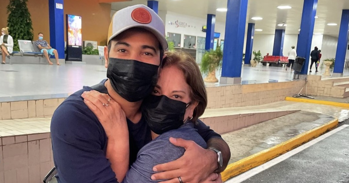 Carlos Enrique Almirante y su madre en el aeropuerto de La Habana © Instagram del artista