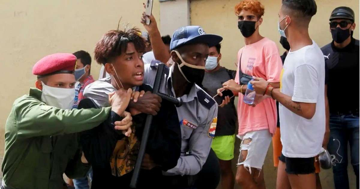 Represión contra un adolescente en Cuba. © Twitter / Luz Escobar