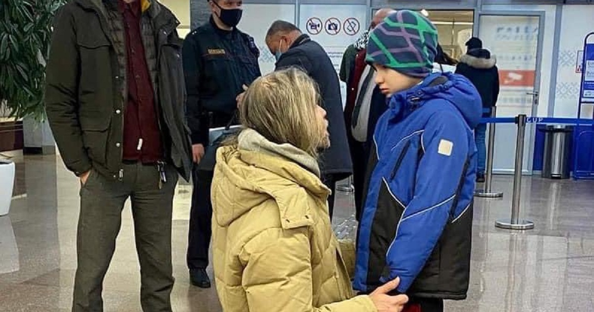 Roberto Valdés Casanueva despidiéndose de uno de sus hijos en el aeropuerto de Minsk © Franak Viačorka / Twitter