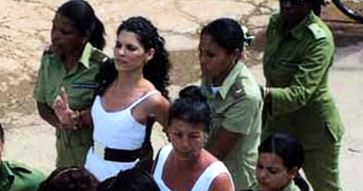 Detención de la activista y Dama de Blanco, Sayli Navarro (imagen de archivo) © Twitter / Sayli Navarro
