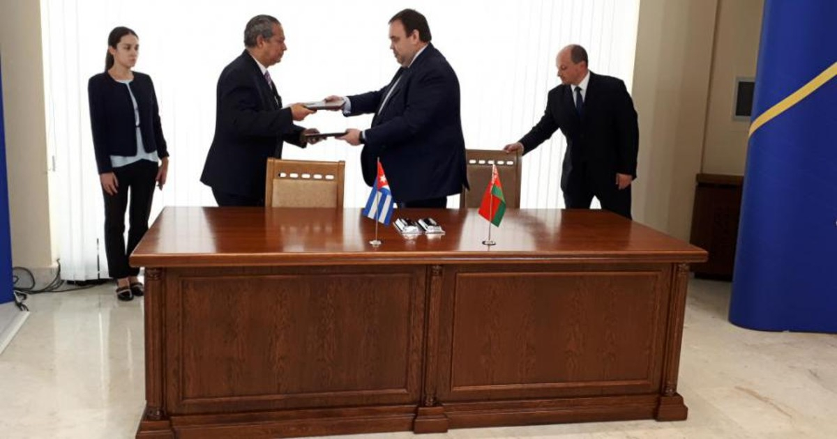 Juan Valdés Figueroa, embajador cubano en Belarús, y Evgueni Shestakov, viceministro bielorruso de Asuntos Exteriores, ratifican Acuerdo en 2019 © minrex.gob.cu