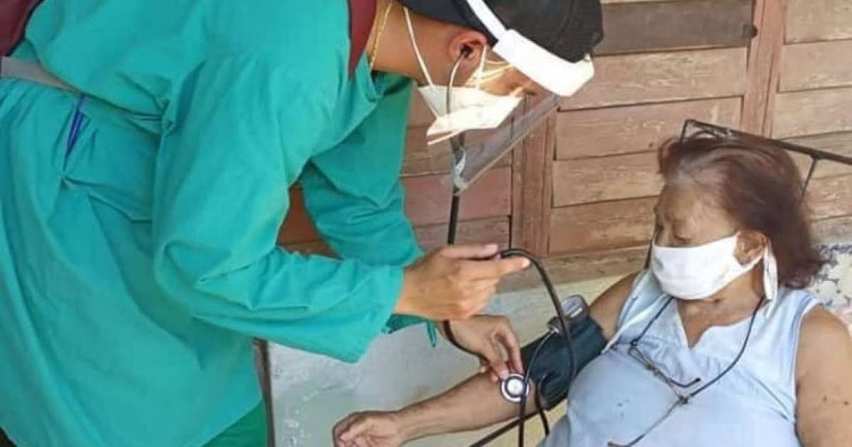 Médico cubano toma la presión a una anciana (Imagen referencial) © Dirección Provincial de Salud de Holguín / Facebook