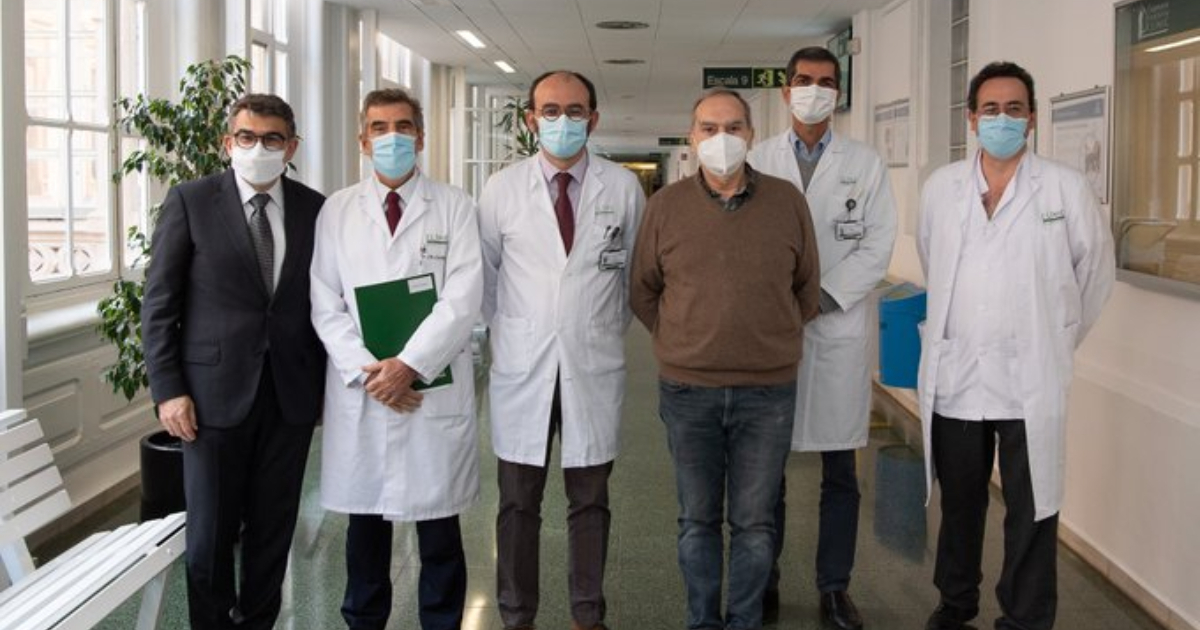 Equipo de médicos del Hospital Clinic de Barcelona y uno de los pacientes del estudio © Twitter/Hospital Clinic