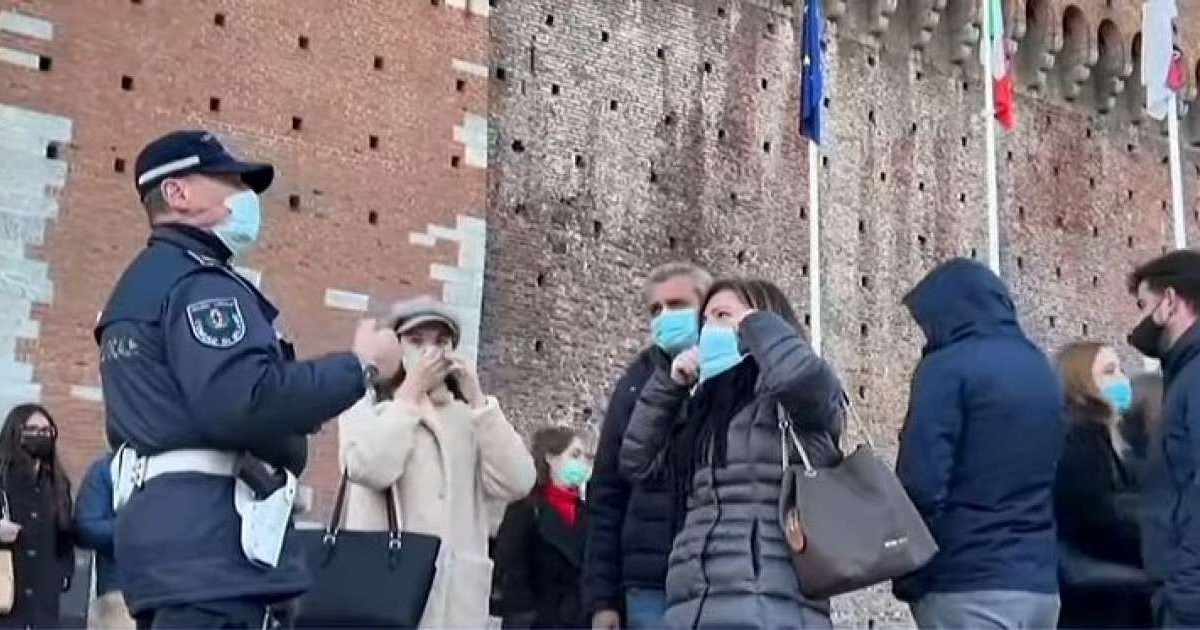 Policía de Italia ordena a ciudadanos que se pongan la mascarilla © Captura de video de YouTube de RTVE Noticias