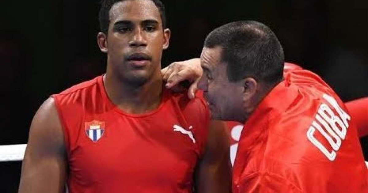 Arlen López y su entrenador en un combate © Jit Deporte Cubano / Twitter