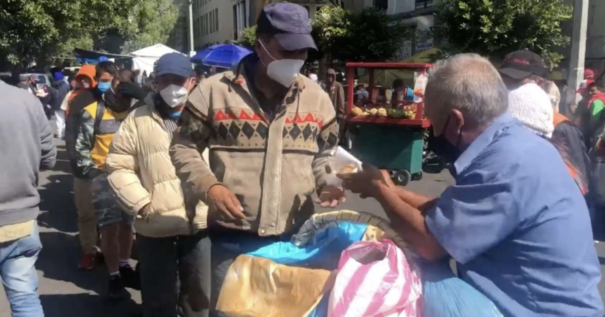 Mexicano reparte comida a migrantes que atraviesan el país © Twitter / Emir Olivares