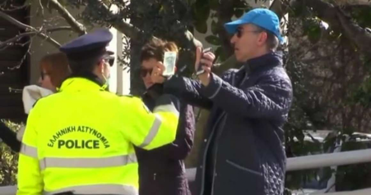 Policía verifica si dos ciudadanos están vacunados en Grecia © Captura de video de YouTube de euronews (en español) 
