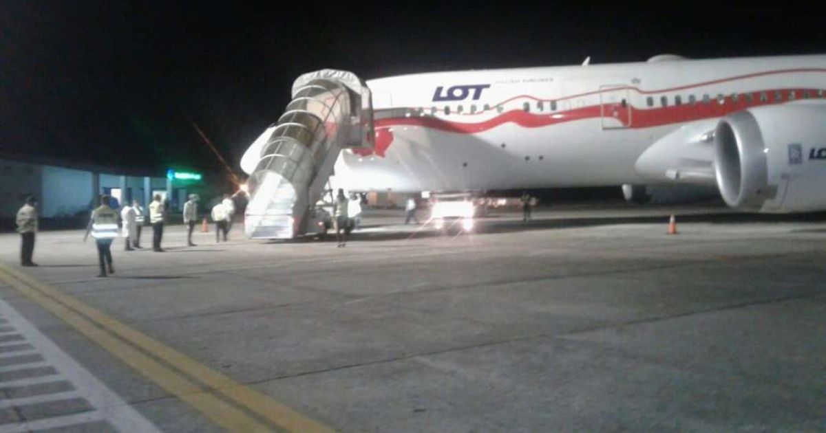 Llegada de avión de aerolínea polaca LOT al aeropuerto de Villa Clara © ACN