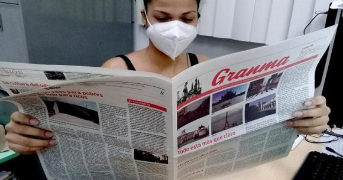 Mujer leyendo el periódico Granma © Granma