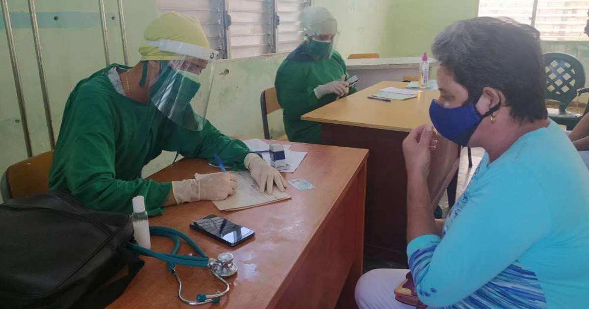 Personal sanitario en Cuba atiende a una ciudadana (referencia) © Facebook/Dirección Provincial de Salud de Sancti Spíritus