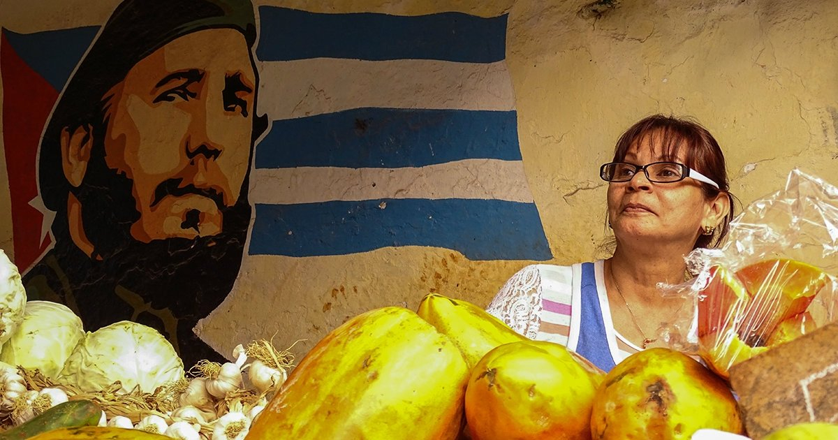 Trabajadora por cuenta propia en un mercado cubano © CiberCuba