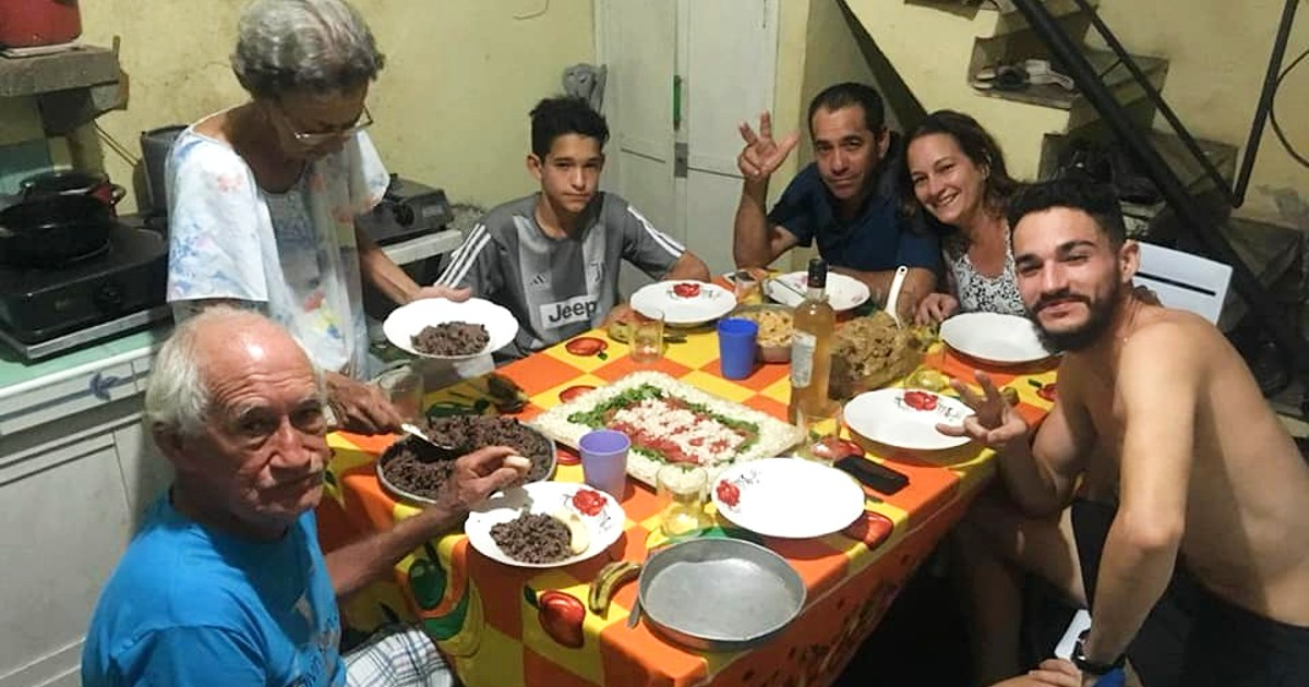 Familiares de Andy García Lorenzo en la cena de Nochevieja © Facebook / Roxana García Lorenzo
