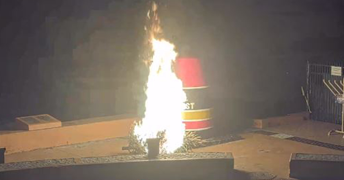 Momento en que ardía la boya icónica de Cayo Hueso, la madrugada de este sábado. © Captura de video/CiberCuba