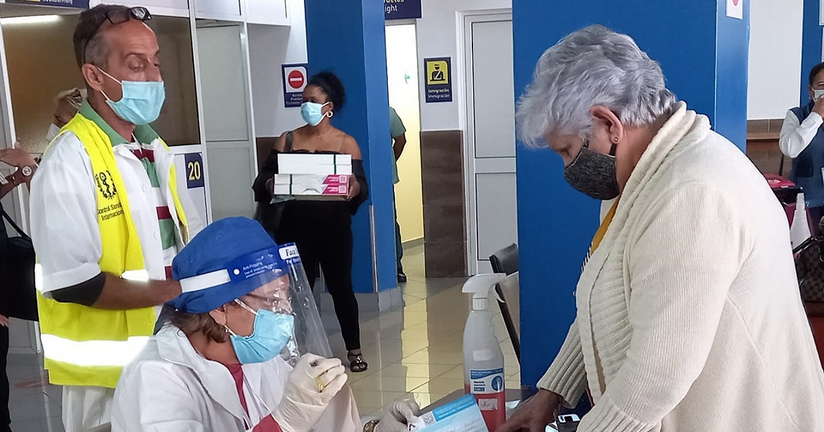 Chequeo de pasajeros a Aeropuerto Internacional José Martí en La Habana. © Facebook / Aeropuerto Internacional José Martí
