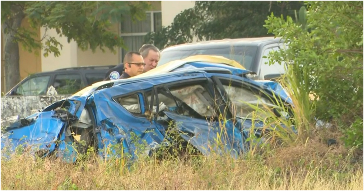 Auto destrozado por el impacto del tren en Aventura, Florida © Captura de pantalla/ Local 10