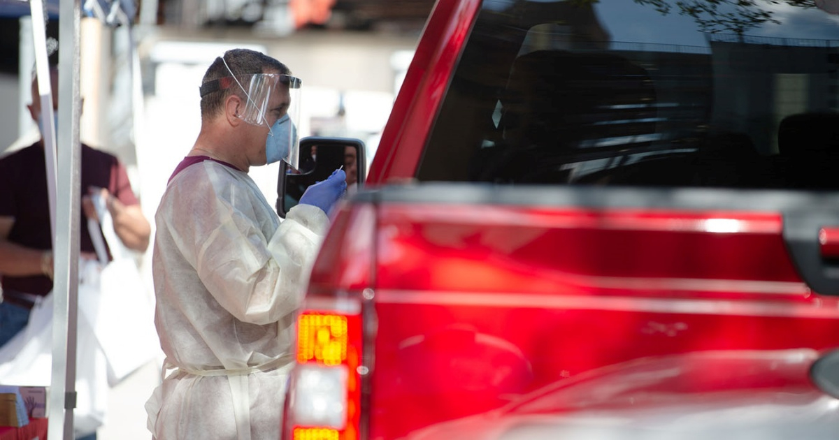 Personal sanitario atiende al conductor de un vehículo en EE.UU. (referencia) © Facebook Miami-Dade County Government